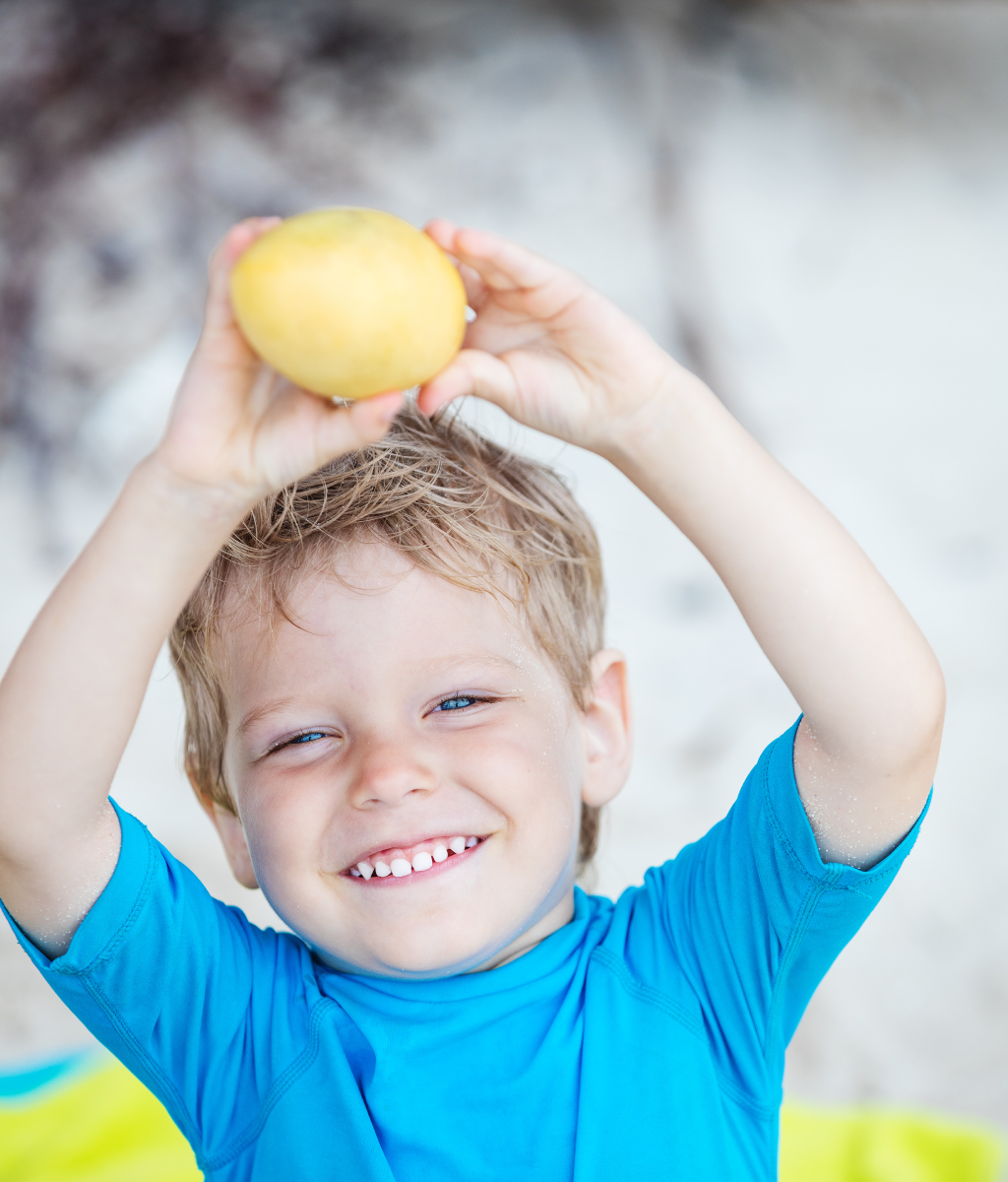 Dzieci jedzące owoce w przedszkolu